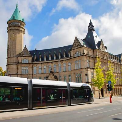 Erkunde die luxemburgische Oberstadt mit einem 24-Stunden-Ticket der City Line und besuche mit dem 48-Stunden-Museumspass 7 luxemburgische Museen. - Luxemburg