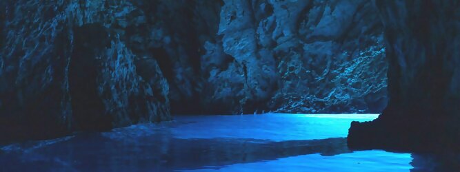 Trip Luxemburg Reisetipps - Die Blaue Grotte von Bisevo in Kroatien ist nur per Boot erreichbar. Atemberaubend schön fasziniert dieses Naturphänomen in leuchtenden intensiven Blautönen. Ein idyllisches Highlight der vorzüglich geführten Speedboot-Tour im Adria Inselparadies, mit fantastisch facettenreicher Unterwasserwelt. Die Blaue Grotte ist ein Naturwunder, das auf der kroatischen Insel Bisevo zu finden ist. Sie ist berühmt für ihr kristallklares Wasser und die einzigartige bläuliche Farbe, die durch das Sonnenlicht in der Höhle entsteht. Die Blaue Grotte kann nur durch eine Bootstour erreicht werden, die oft Teil einer Fünf-Insel-Tour ist.