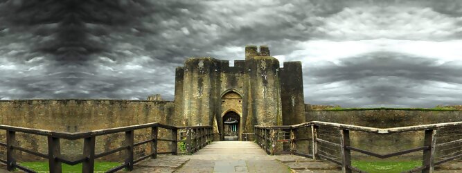 Trip Luxemburg Reisetipps - Caerphilly Castle - ein Bollwerk aus dem 13. Jahrhundert in Wales, Vereinigtes Königreich. Mit einem aufsehenerregenden Turm, der schiefer ist wie der Schiefe Turm zu Pisa. Wie jede Burg mit Prestige, hat sie auch einen Geist, „The Green Lady“ spukt in den Gemächern, wo ihr Geliebter den Tod fand. Wo man in Wales oft – und nicht ohne Grund – das Gefühl hat, dass ein Schloss ziemlich gleich ist, ist Caerphilly Castle bei Cardiff eine sehr willkommene Abwechslung. Die Burg ist nicht nur deutlich größer, sondern auch älter als die Burgen, die später von Edward I. als Ring um Snowdonia gebaut wurden.