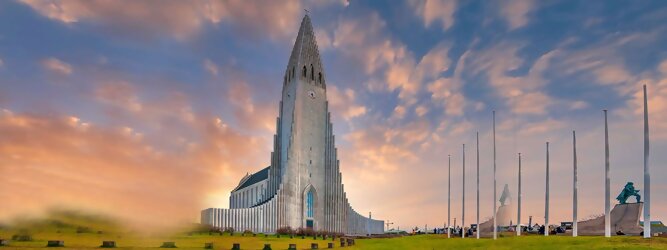 Trip Luxemburg Reisetipps - Hallgrimskirkja in Reykjavik, Island – Lutherische Kirche in beeindruckend martialischer Betonoptik, inspiriert von der Form der isländischen Basaltfelsen. Die Schlichtheit im Innenraum erstaunt, bewegt zum Innehalten und Entschleunigen. Sensationelle Fotos gibt es bei Polarlicht als Hintergrundkulisse. Die Hallgrim-Kirche krönt Islands Hauptstadt eindrucksvoll mit ihrem 73 Meter hohen Turm, der alle anderen Gebäude in Reykjavík überragt. Bei keinem anderen Bauwerk im Land dauerte der Bau so lange, und nur wenige sorgten für so viele Kontroversen wie die Kirche. Heute ist sie die größte Kirche der Insel mit Platz für 1.200 Besucher.
