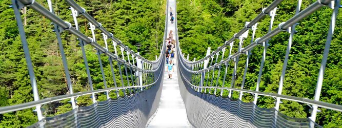 Trip Luxemburg Reisetipps - highline179 - Die Brücke BlickMitKick | einmalige Kulisse und spektakulärer Panoramablick | 20 Gehminuten und man findet | die längste Hängebrücke der Welt | Weltrekord Hängebrücke im Tibet Style - Die highline179 ist eine Fußgänger-Hängebrücke in Form einer Seilbrücke über die Fernpassstraße B 179 südlich von Reutte in Tirol (Österreich). Sie erstreckt sich in einer Höhe von 113 bis 114 m über die Burgenwelt Ehrenberg und verbindet die Ruine Ehrenberg mit dem Fort Claudia.