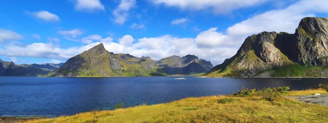 Trip Luxemburg Reisetipps - Die Lofoten Inseln Norwegen – Skandinaviens eiskalte Schönheit fasziniert mit atemberaubenden Nordlichtern und geradezu außerirdisch imposanten Gebirgskulissen. Land der Mitternachtssonne am Polarkreis, ein Paradies für Wanderer, Naturfreunde, Hobbyfotografen und Instagram er/innen. Die Lofoten gehören zu Norwegen und liegen nördlich des Polarkreises. Erfahren Sie hier, was für eine einzigartige Landschaft die Lofoten zu bieten haben und was Sie dort erwartet. Vorsicht akutes Fernweh! Die meisten von Ihnen kennen wahrscheinlich die Lofoten. Man stellt sich malerische Fischerdörfer vor, umgeben von hohen Bergen und tiefblauen Fjorden.