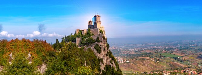 Trip Luxemburg Urlaubsdestination - San Marino – Hol ihn dir – den heißbegehrten Einreise-Stempel von San Marino. Nimm deinen Reisepass, besuche die örtliche Tourismusbehörde, hier wird die kleine Trophäe in dein Reisedokument gestempelt, es sieht gut aus und ist eine supertolle Urlaubserinnerung. Dieses neue Trendy-Reiselust-Souvenir passt ausgezeichnet zu den anderen außergewöhnlichen Stempeln deiner vergangenen Reisen. San Marino ist ein sehr interessanter Zwergstaat, eine Enklave, vollständig von Italien umgeben, eine der ältesten bestehenden Republiken und eines der reichsten Länder der Welt. Die beliebtesten Orte für Ferien in San Marino, locken mit besten Angebote für Hotels und Ferienunterkünfte mit Werbeaktionen, Rabatten, Sonderangebote für San Marino Urlaub buchen.